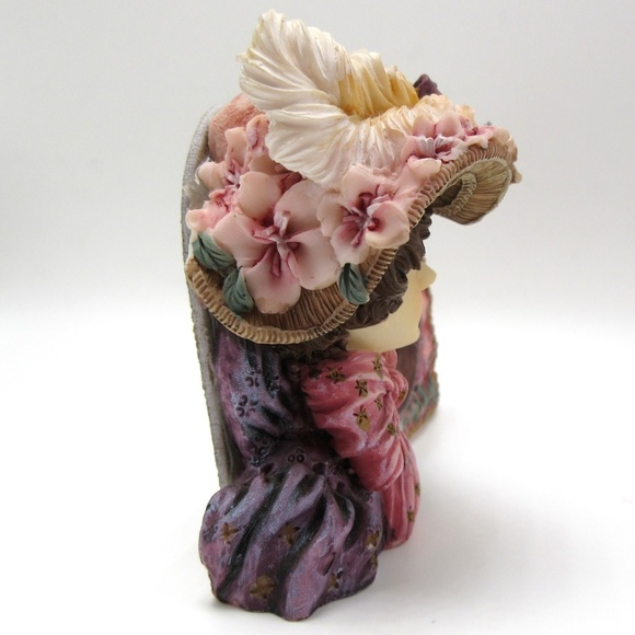 Vintage Victorian lady with fan - resin picture frame for 1 3/4" photo - Picture 5 of 6